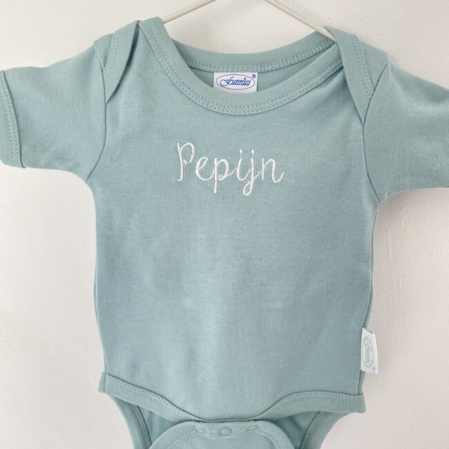 Romper-met-naam-bestellen-kraamcadeau-baby-rompertje