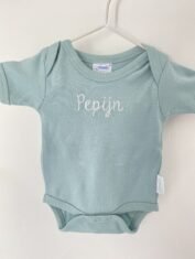 Romper-met-naam-bestellen-kraamcadeau-baby-rompertje