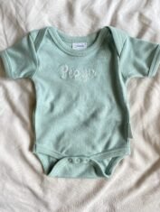 Romper-met-naam-bestellen-kraamcadeau-baby-rompertje