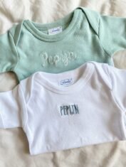 Romper-met-naam-bestellen-kraamcadeau-baby-rompertje-wit