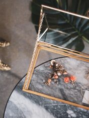 Een glazen memory box met naam bestel je bij thebabylane.nl. Het ideale (kraam)cadeau!